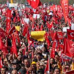 Sute de mii de persoane de manifestanți pe străzile din Istanbul, în ciuda represiunii cu care sunt amenințați. Voci la unison pentru eliberarea primarului încarcerat