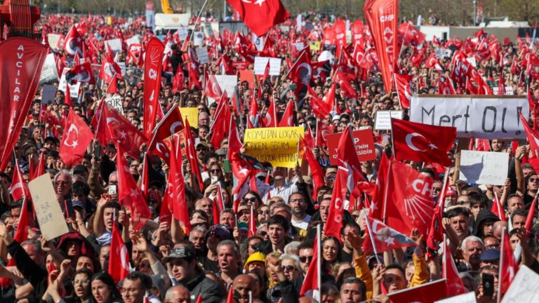 Sute de mii de persoane de manifestanți pe străzile din Istanbul, în ciuda represiunii cu care sunt amenințați. Voci la unison pentru eliberarea primarului încarcerat