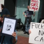 Proteste în Spania și Marea Britanie împotriva lui Donald Trump și Elon Musk. Oamenii cer, printre altele, boicotarea companiei Tesla