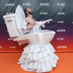 Apariție șocantă la premiile muzicale ale Canadei. Un artist a venit îmbrăcat în vas de toaletă - FOTO