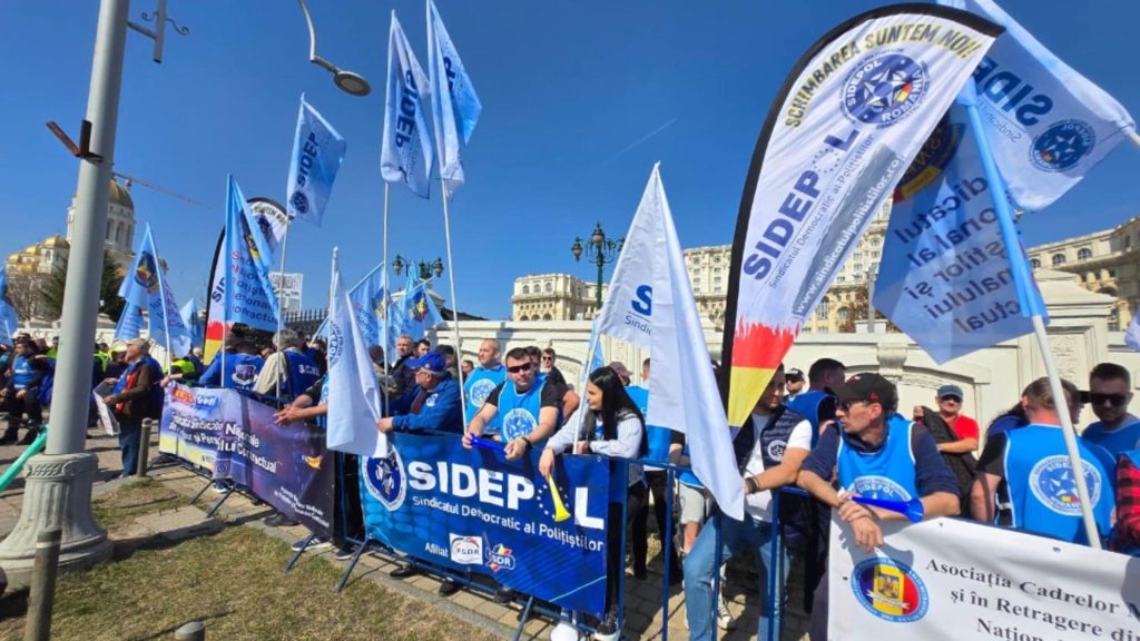 Sute de sindicaliști protestează la CCR cu privire la pensiile militarilor: ”Pensiile militare, care datează de pe vremea domnitorului Cuza, nu sunt pensii speciale!”