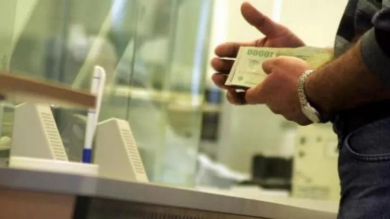 Românii încă au bani să pună și „pentru zile negre”. Au crescut depozitele populației la bănci, în februarie