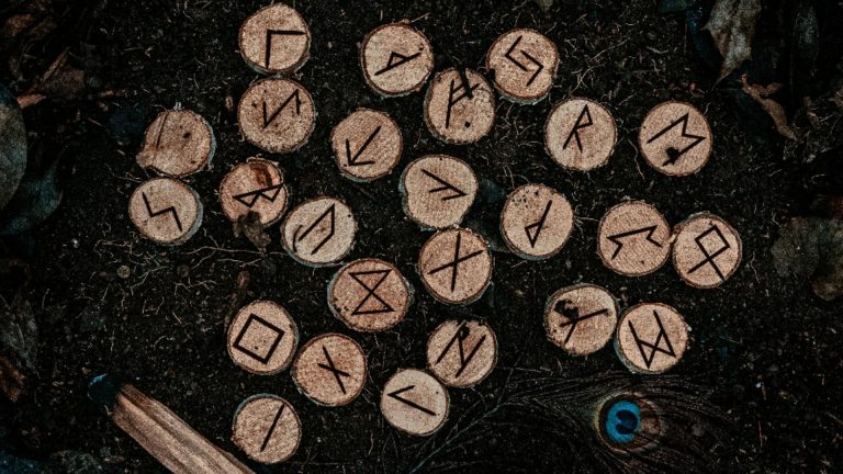 Etalarea runelor: joi 20 martie 2025. Sfaturile zilei pentru toate zodiile