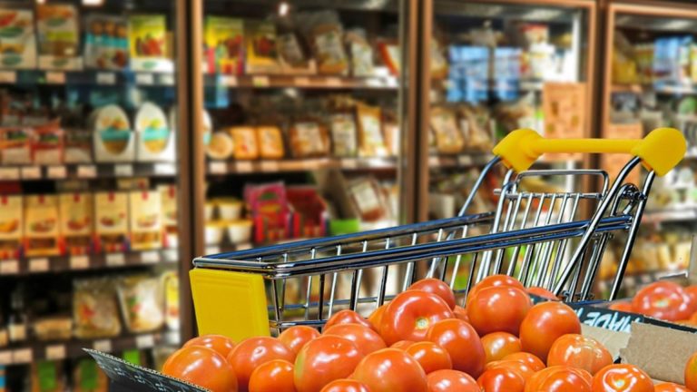 Capcanele aplicațiilor cu reduceri de la supermarketuri. Cum sunt clienții tentați să cumpere mai mult decât au nevoie