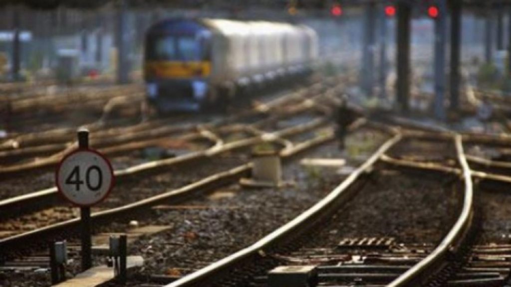 Haos în Gara de Nord, din București, după o pană de curent. Linia de contact a căzut pe locomotiva unui tren. Circulaţia mai multor trenuri, afectată