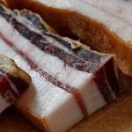 Condamnat la închisoare după ce a furat carne și slănină dintr-o afumătoare