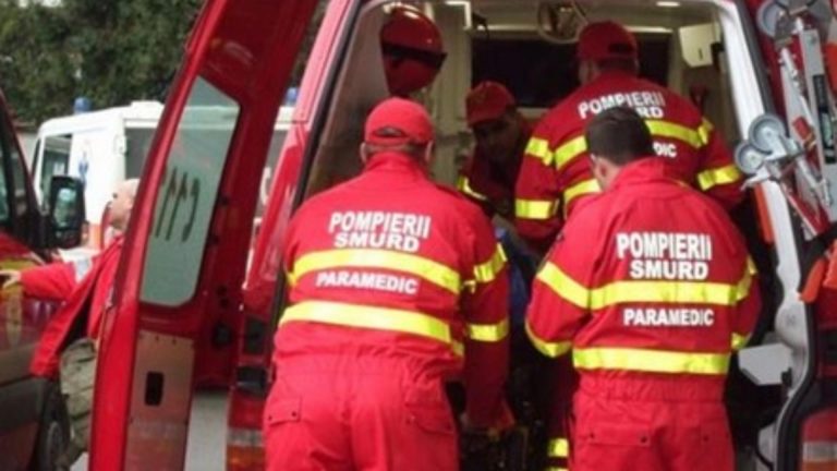 Microbuz cu 12 copii, implicat într-un accident cumplit în județul Neamț: s-a ciocnit cu două mașini