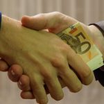 Funcționar public, prins cu șpaga în buzunar. A cerut și primit peste 120.000 de euro