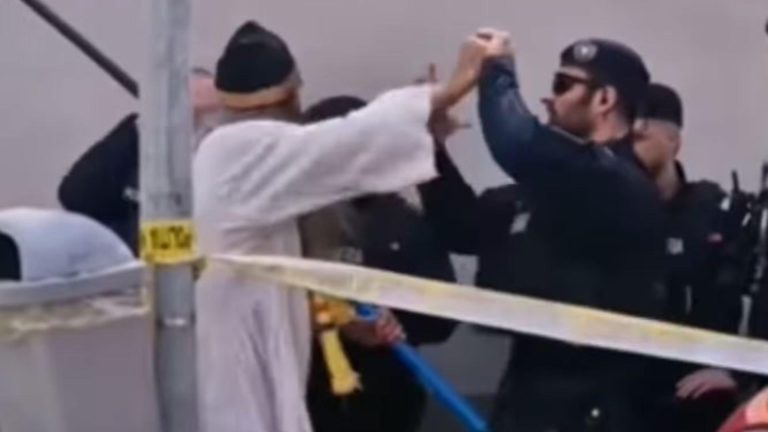 Stegarul Dac a sărit să bată un jandarm. De la ce a pornit totul | VIDEO