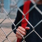 Elev găsit inconștient în toaletă, cu o sticlă lângă el. Caz revoltător într-o școală din România