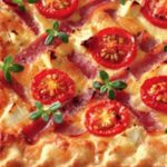 Tartă cu bacon, roșii cherry și mozzarella, rețeta care i-a cucerit pe toți. Ingredientul secret pentru un gust desăvârșit