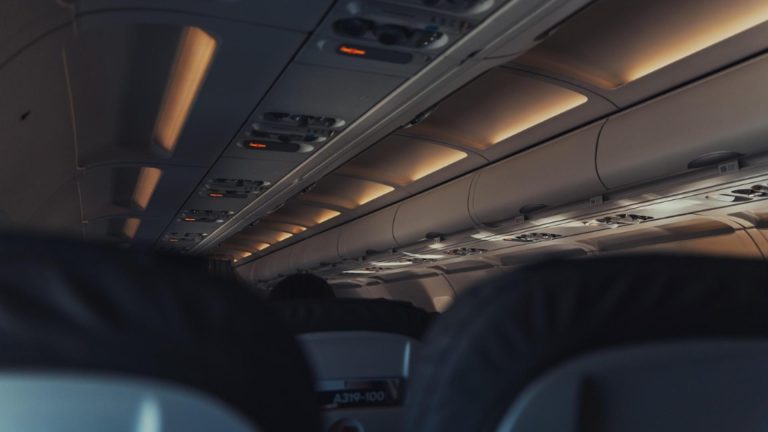 O companie aeriană elimină plățile cash la bordul avioanelor începând cu luna aprilie. Tot ce trebuie să știe pasagerii