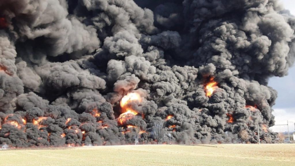 Un tren încărcat cu benzen a deraiat, în Cehia. Incendiu devastator: flăcări de 20 de metri înălțime - VIDEO
