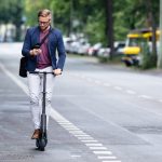 Cod Rutier 2025. Regula pe care nu mulți șoferi o cunosc. Ce distanță trebuie să ai când depășești o trotinetă electrică