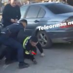Incident șocant în Alexandria. Un minor a intrat cu mașina în autoturismul poliției, iar intervenția mascaților a fost îngreunată de martorii la incident - VIDEO