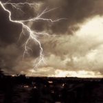 Prăpăd în județul Arad. Copaci puși la pământ și acoperișuri smulse de o vijelie puternică