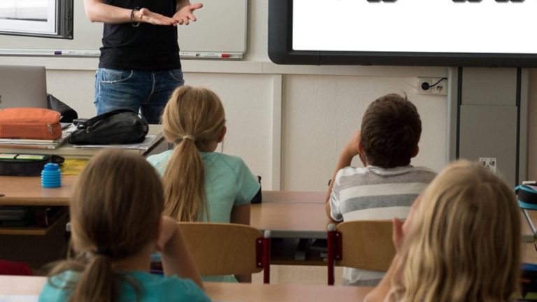 Ce planuri are Ministerul Educației privind desfăşurarea cursurilor în trei schimburi: anunțul ministrului Daniel David