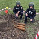 Descoperire neașteptată lângă Timișoara: trei bombe găsite pe un câmp