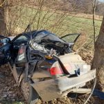 Accident devastator în Sibiu: un BMW s-a rupt în două după ce a intrat cu 200 de km/h în copac