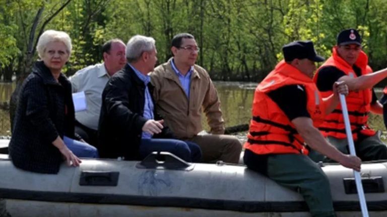 Marcel Ciolacu șterge pe jos cu Victor Ponta și îi cere să se retragă din alegerile prezidențiale: „Să recunoști senin că ai fost de acord  să inunzi sate românești pentru a salva orașe străine, e clar că joaca de-a suveranismul nu mai ține”