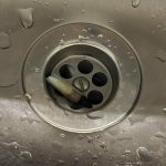 O asociație a drumarilor cere activarea senzorilor de fum în toaletele trenurilor noi ca să îi prindă pe fumători. ”Poate cu rușinea și cu amenda se rezolvă ceva”