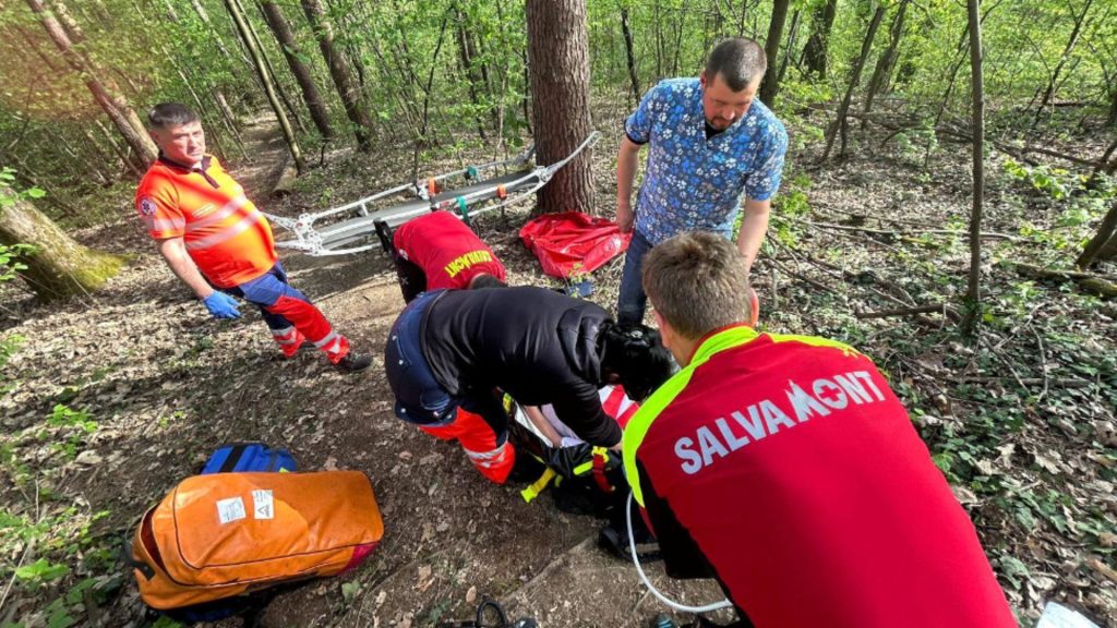Adolescent de 14 ani, recuperat de salvamontişti după ce s-a accidentat pe un traseu de mountain bike