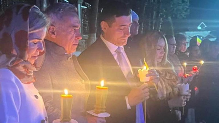Dovada susținerii lui Călin Georgescu pentru George Simion: cele două familii împreună la liturghia de Înviere. Anca Alexandrescu: „Călin Georgescu merge și ia lumină și apoi îi dă lumină lui George Simion”