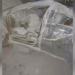 Accident rutier FATIDIC după ce o șoferiță a încurcat pedalele: a căzut cu mașina de la etajul 5 al unei parcări, apoi a luat FOC