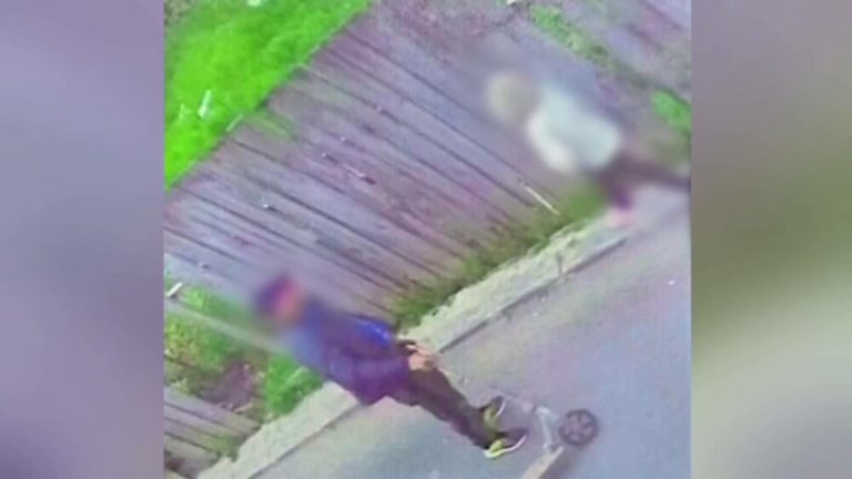 Scene terifiante pe o stradă din Craiova! Un bărbat de 50 de ani s-a dezbrăcat COMPLET în fața unei copile de 8 ani