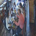 Farsă într-un restaurant: un cuplu a fost surprins în flagrant de camerele de supraveghere. Cei doi au refuzat să plătească nota pe motiv că au găsit un ciob în farfurie