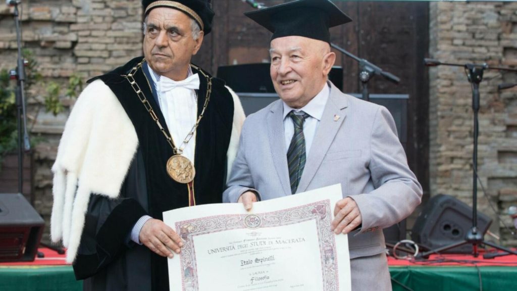 La 89 de ani, un bărbat își încheie a treia facultate: „Filosofia m-a ajutat să merg mai departe după pierderea soției”