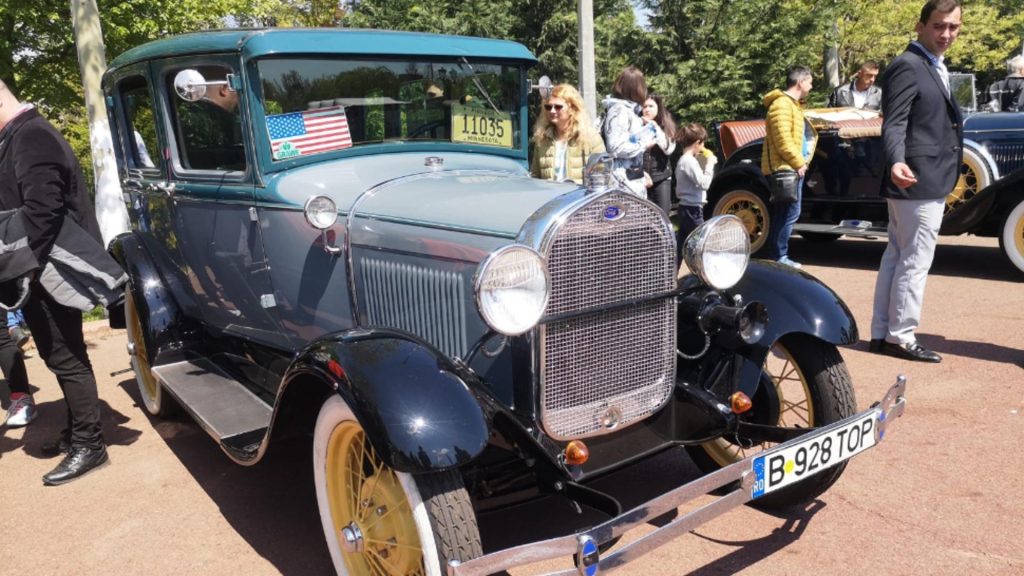 Retroparada mașinilor istorice, duminică, în Parcul Lumea Copiilor - FOTO