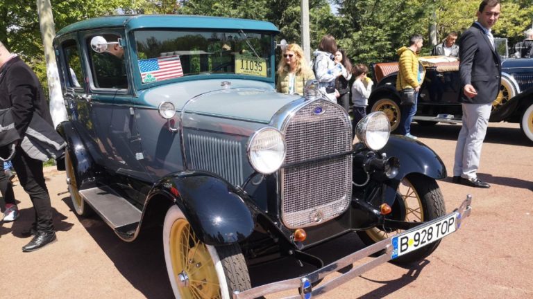 Retroparada mașinilor istorice, duminică, în Parcul Lumea Copiilor - FOTO