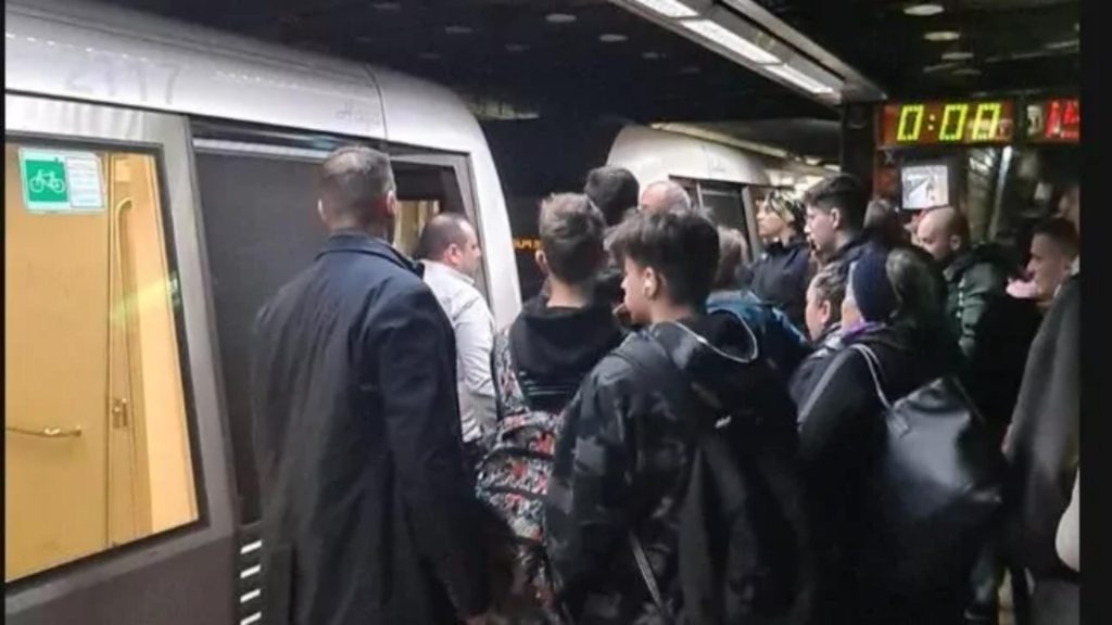 Panică la metrou! O adolescentă de 15 ani s-a aruncat în fața unei garnituri care intra în stația Eroilor