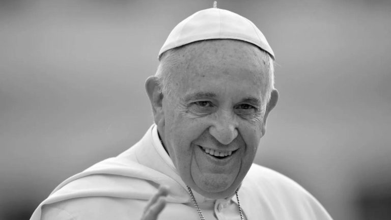 Papa Francisc, supranumit "Papa poporului", și-a dedicat viața cauzelor drepte