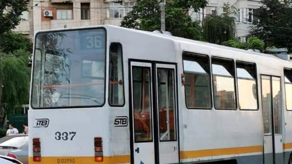 Tramvai implicat într-un grav accident în sectorul 5 al Capitalei. 5 maşini au fost avariate, o persoană a fost rănită