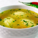 Copilăria la tine în farfurie. Cea mai bună rețetă de supă de găluște. Ce carne trebuie să folosești ca să aibă acel „gust ca la bunica”