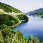 Alertă pe barajul Siriu după ce o hidrobicicletă cu trei persoane s-a răsturnat în larg! O persoană este căutată