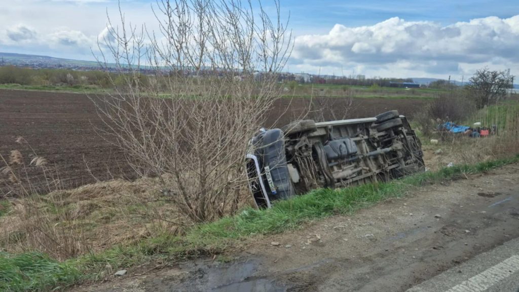 Planul Roşu de Intervenţie: un microbuz s-a răsturnat la ieşirea din Paşcani spre Iaşi