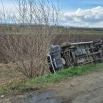 Planul Roşu de Intervenţie: un microbuz s-a răsturnat la ieşirea din Paşcani spre Iaşi