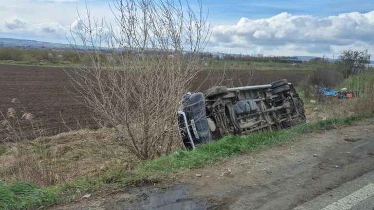 Planul Roşu de Intervenţie: un microbuz s-a răsturnat la ieşirea din Paşcani spre Iaşi