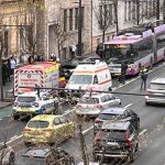 Impact violent între un troleibuz și o mașină, la Cluj. Un bărbat a rămas încarcerat