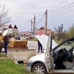 Accident rutier grav în Argeș. O persoană a fost rănită în urma impactului dintre o mașină și un buldoexcavator