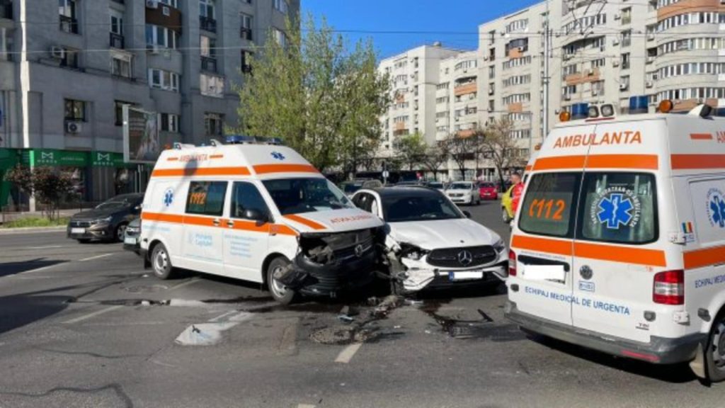 Ambulanță din Cluj, implicată într-un accident. O fată de 10 ani a ajuns la spital