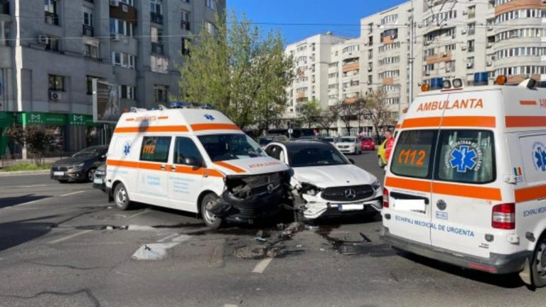 Ambulanță din Cluj, implicată într-un accident. O fată de 10 ani a ajuns la spital