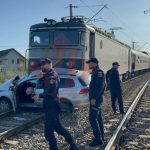 Tragedie pe calea ferată. Un bărbat a murit, după ce mașina a fost lovită în plin de tren, la Podul Iloaiei - FOTO