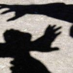 Profesoară bătută cu sălbăticie de o elevă, chiar în incinta școlii. Detalii șocante despre agresoare