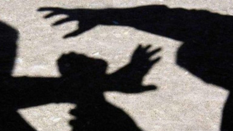 Profesoară bătută cu sălbăticie de o elevă, chiar în incinta școlii. Detalii șocante despre agresoare