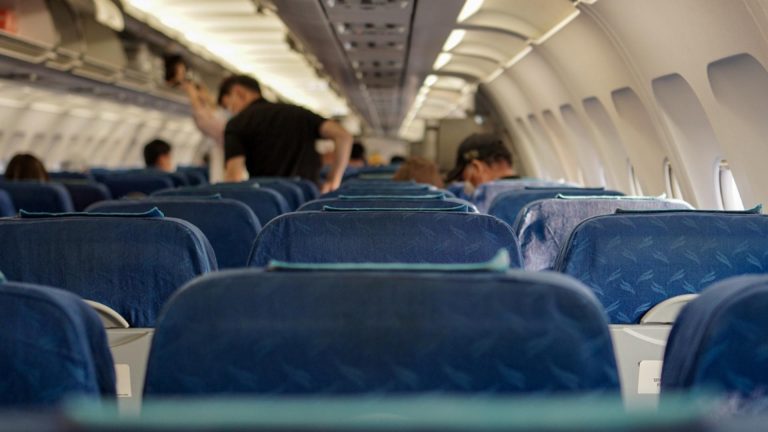 Momente de panică maximă! Un pasager a rămas blocat în toaleta avionului. Zborul a fost deviat. Producătorul va cheltui o avere pe reparații
