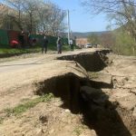 Alunecare de teren de amploare într-o localitate din Alba. Zeci de case sunt afectate, oamenii au rămas fără apă curentă - FOTO